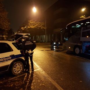 I controlli della polizia municipale sui pullman delle gite scolastiche