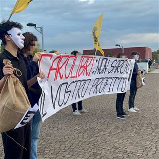 Azione Studentesca: al Polo Scolastico flashmob sul caro libri