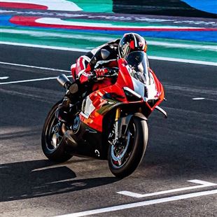 Il centauro Mattia Gollini è il collaudatore Ducati sulle moto di produzione
