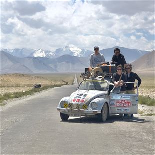 Luca Farina ed il team Pls Fix Racing sulla Pamir Highway con il loro Maggiolino ‘Giulio’